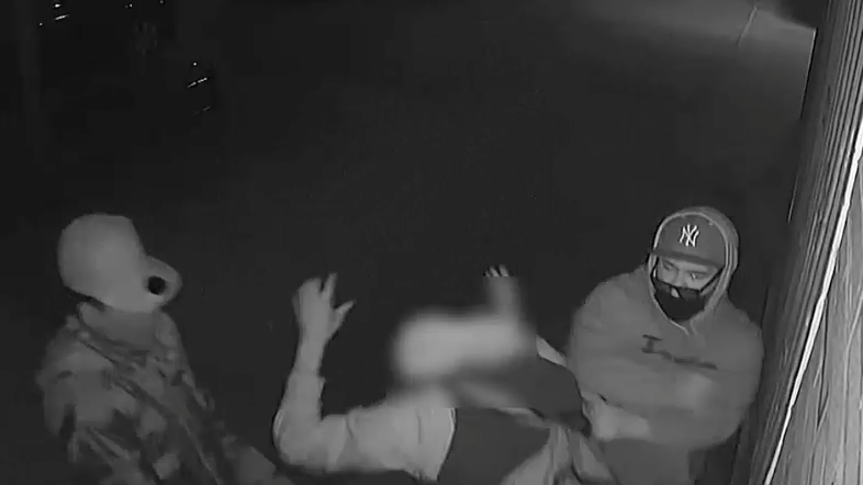 VIDEO: Teen boy attacked, robbed by group on Bronx street; 5 sought