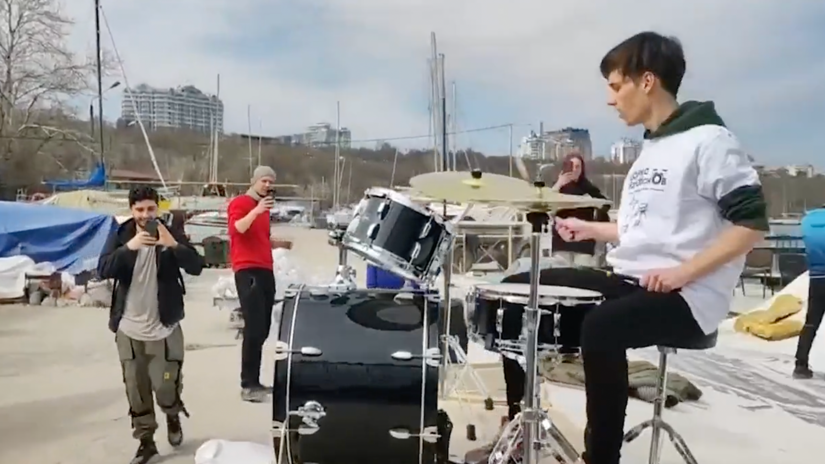 VIDEO: Ukrainians sing along to Bon Jovi as they prepare to defend Odessa