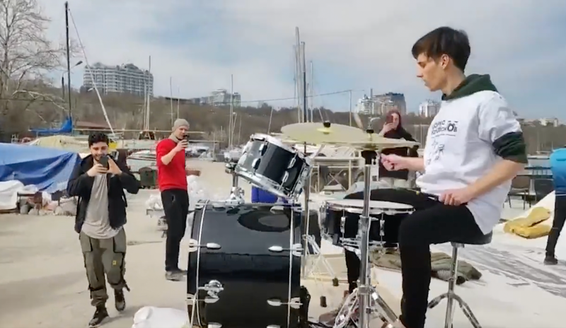 Ukrainians rock out to Bon Jovi