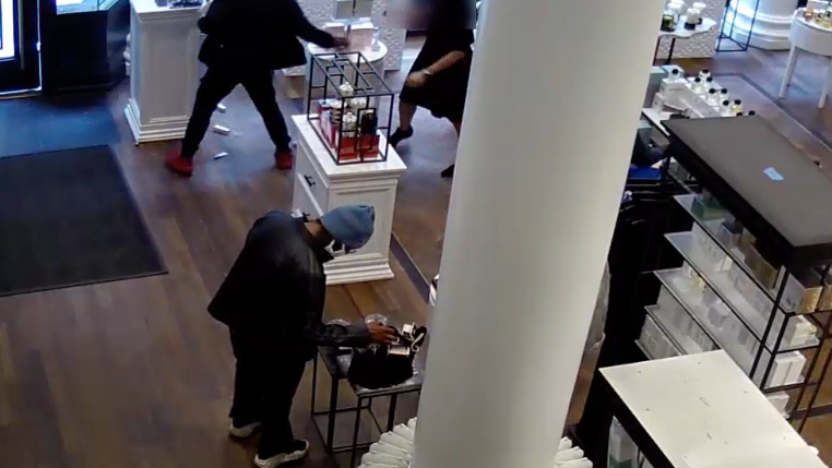 VIDEO: Thieves kick worker, snatch $3K worth of merch in daytime robbery at Flatiron spa