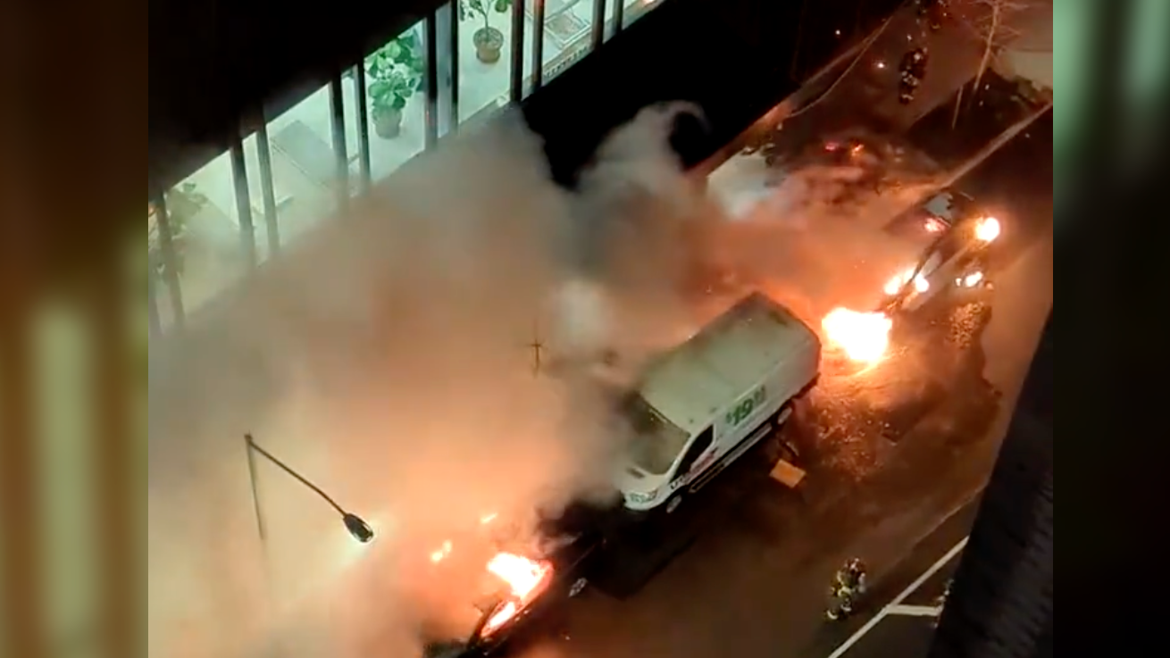 Trash can fire sets 2 cars ablaze on Manhattan street: FDNY