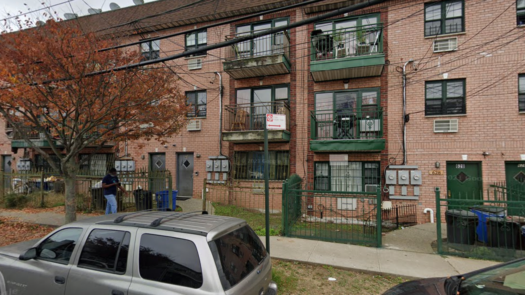 Man found fatally shot in front of Queens apartment building
