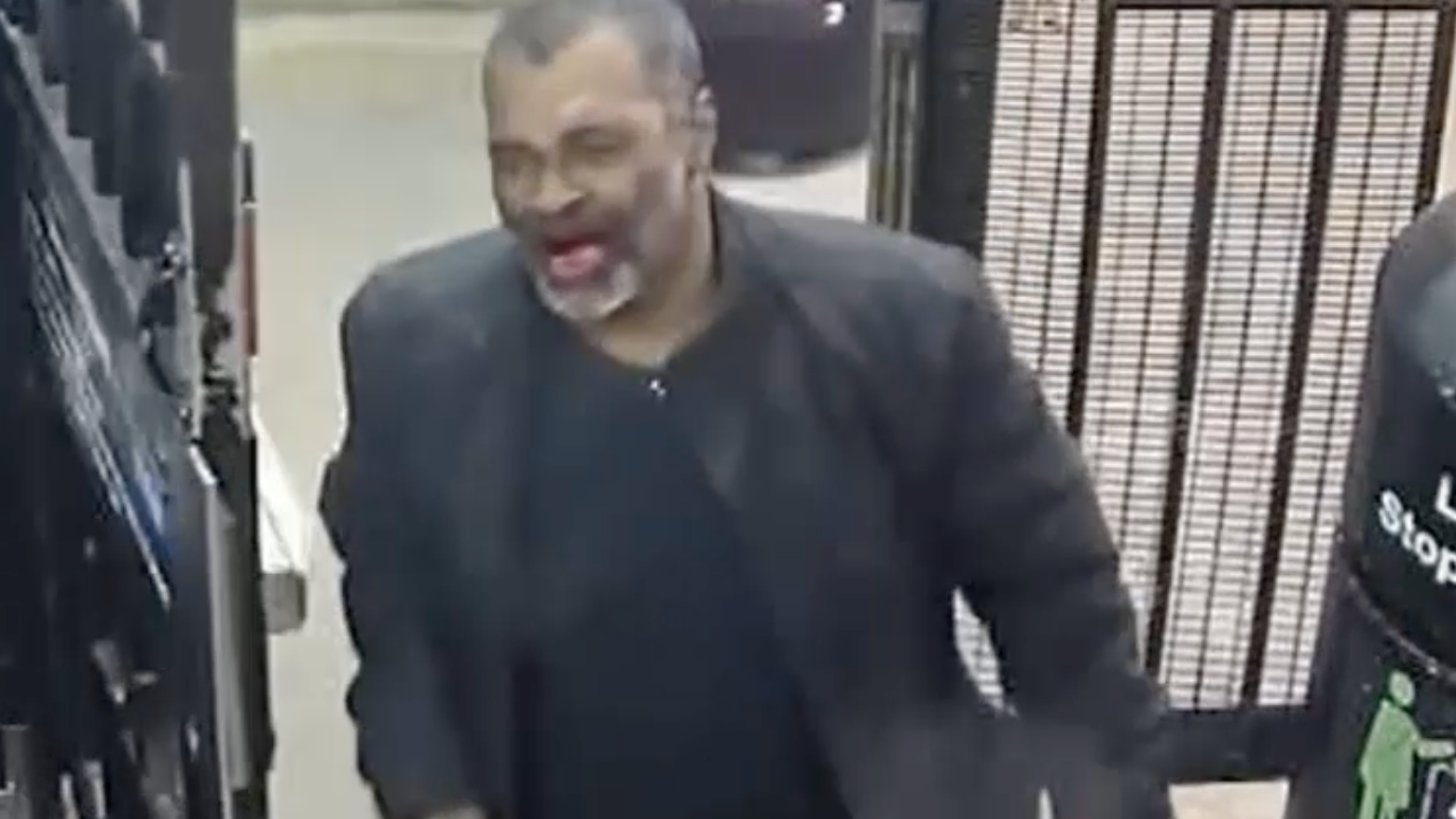 VIDEO: Man, 40, slashed during dispute aboard Harlem subway train, suspect sought