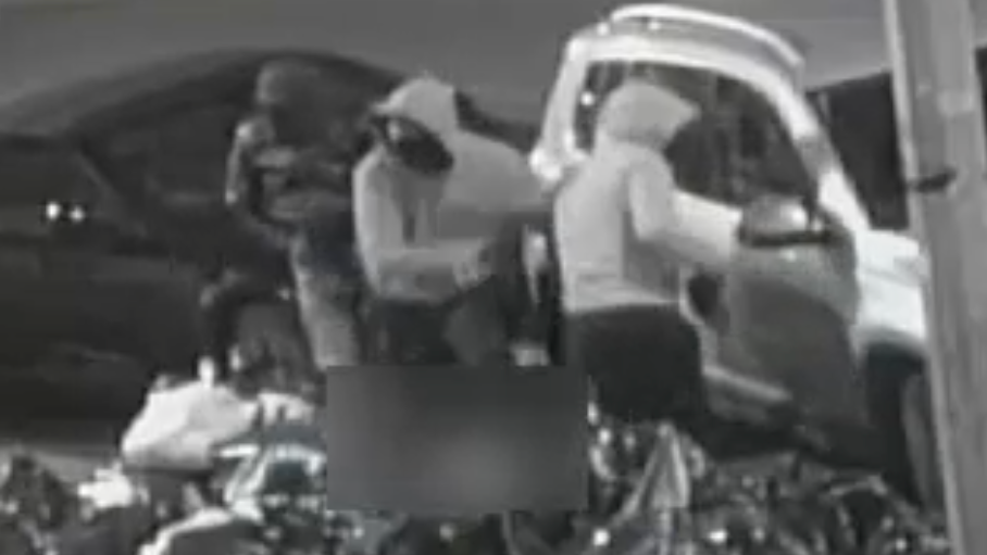 VIDEO: Man, 28, punched by armed suspects in Upper Manhattan robbery