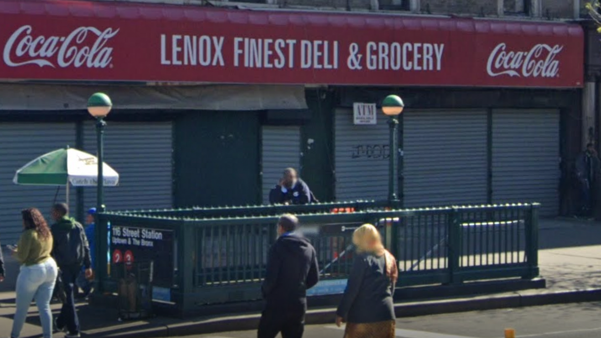 Man stabbed repeatedly in back on Manhattan subway, suspects at large