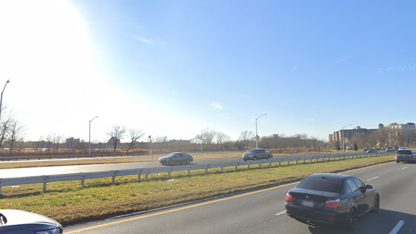 NYPD officer shoots out tire of fleeing car on Belt Parkway: report