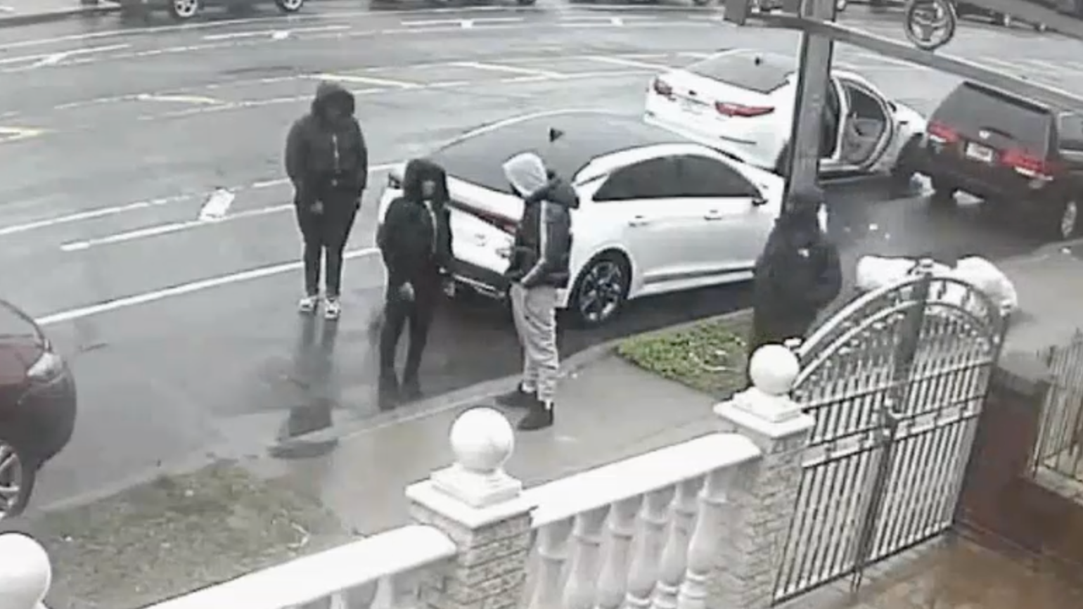 VIDEO: Man, 18, shot at during dispute with woman on Bronx street, 4 sought