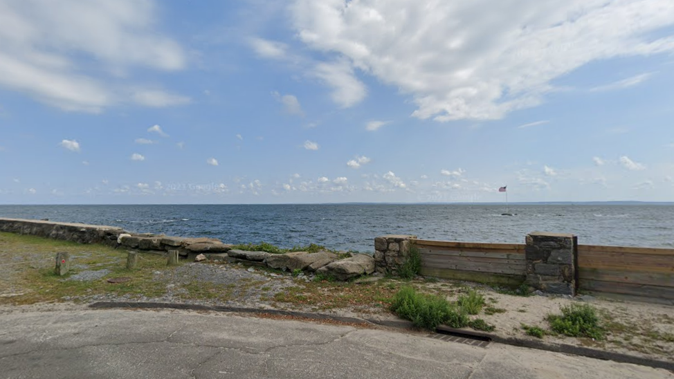 2 men dead, 2 hospitalized after boat capsizes off CT