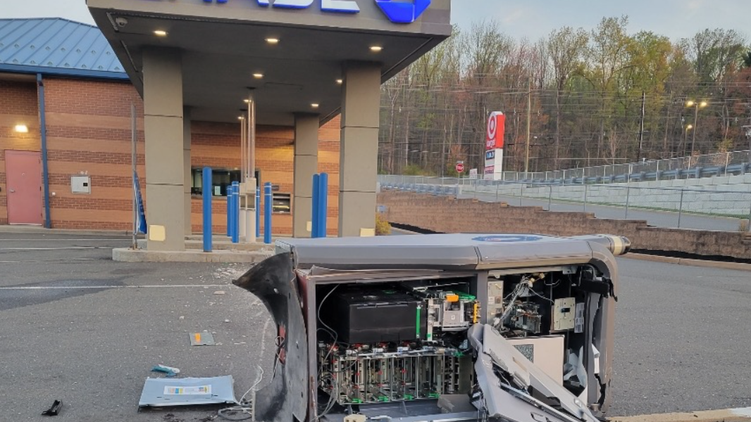 PHOTO: Thieves yank ATM from NJ Chase Bank, thousands of bills left in parking lot