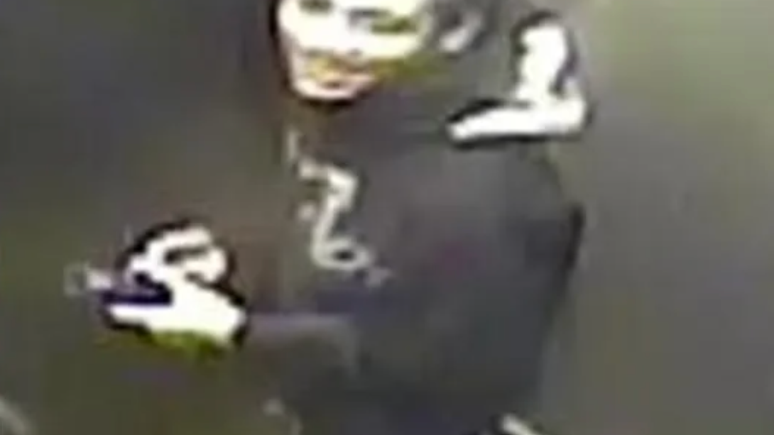VIDEO: Gunman who struck man, 20, on Bronx street sought by NYPD