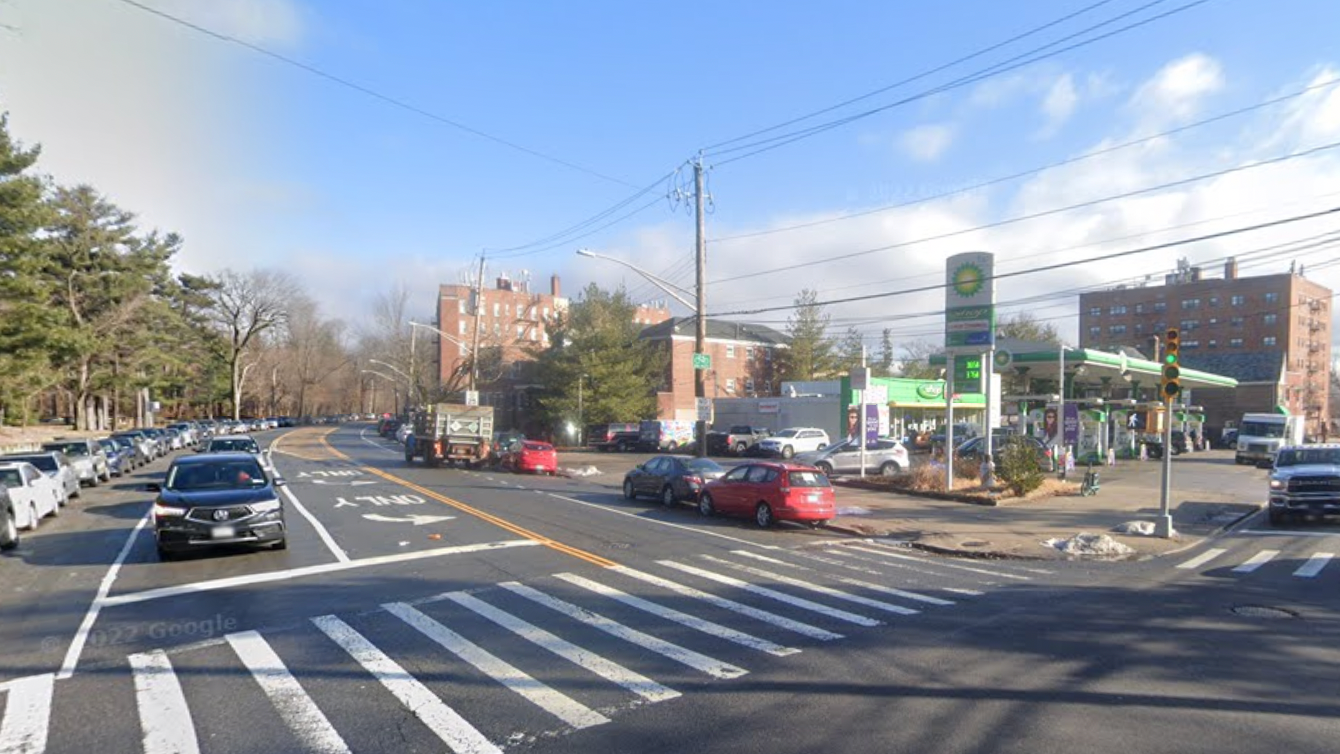 Motorcyclist in critical condition after crashing into lamp post, wall near Van Cortlandt Park