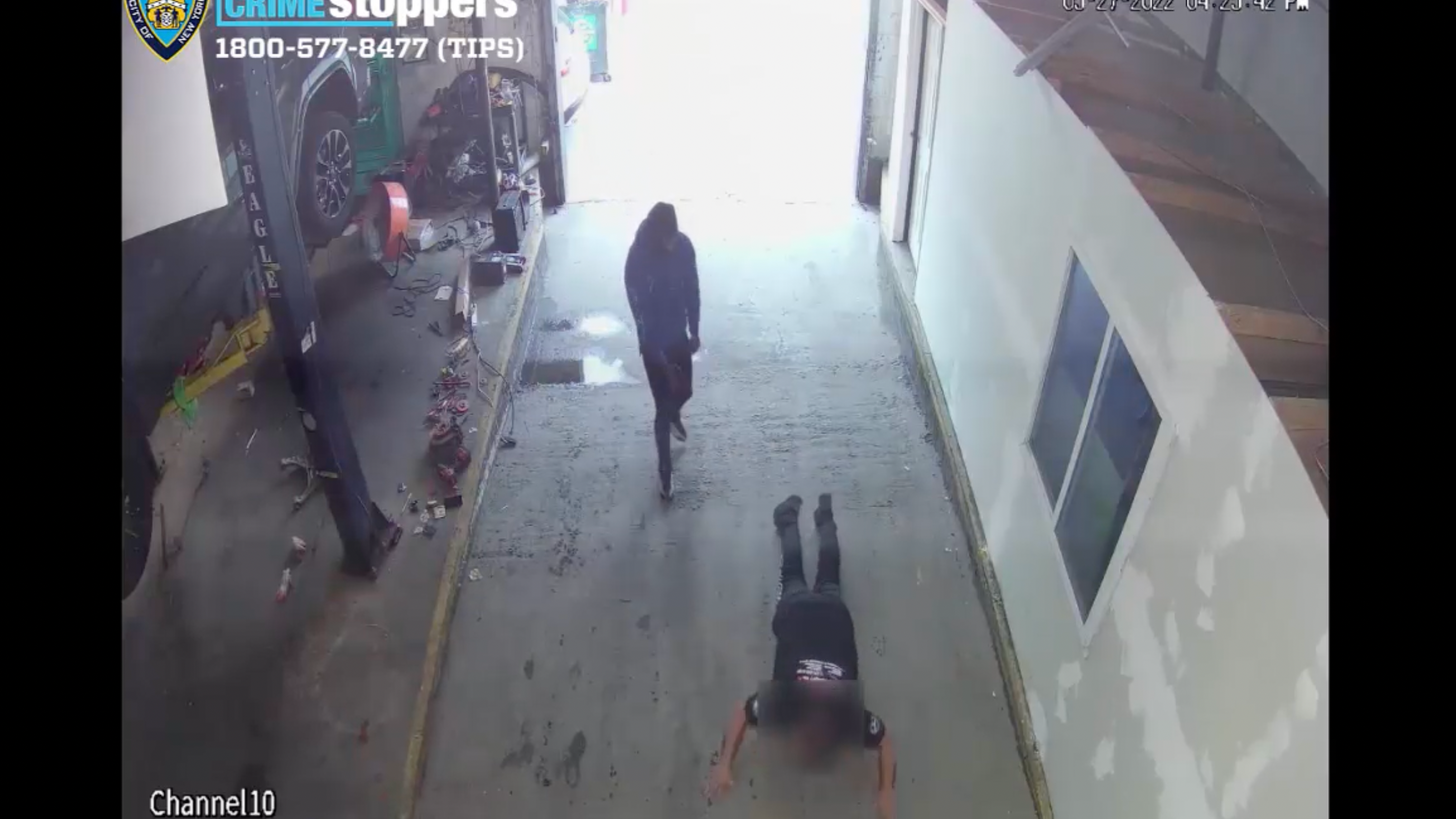VIDEO: Armed robber steals cellphone, credit cards from BX auto shop employees