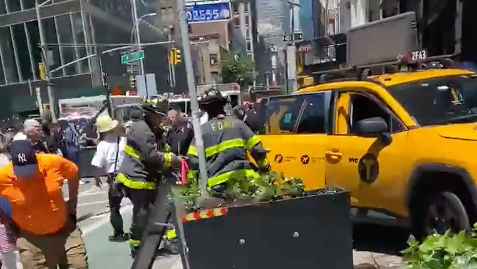 6 hurt when taxi hits cyclist, jumps Midtown curb, striking pedestrians: NYPD
