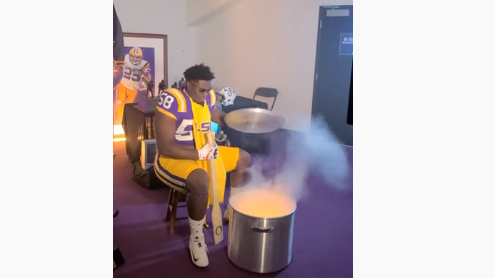 What’s an LSU football recruiting visit like? This one had a crawfish photo shoot