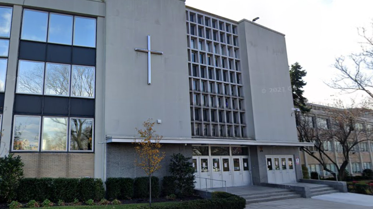 Teen upset by nude pics posted by girlfriend calls in bomb threat to Queens school