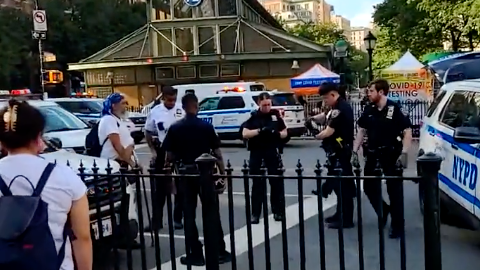Man stabbed in torso as 1 train pulls into UWS subway station; suspect flees: police