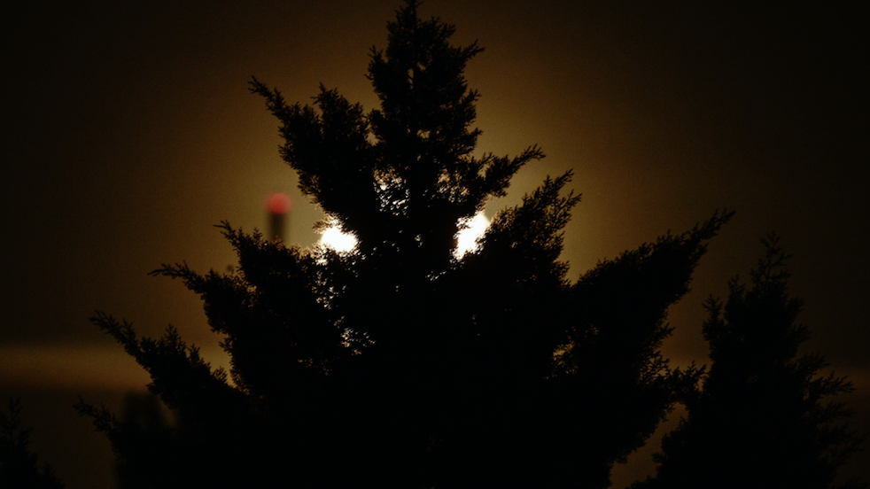 'Supermoon' squares off with meteor shower