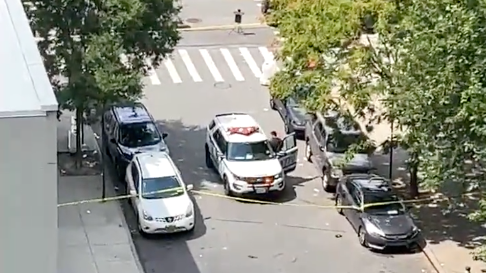Off-duty NYPD officer fires shot at armed robbery duo in E. Harlem: police