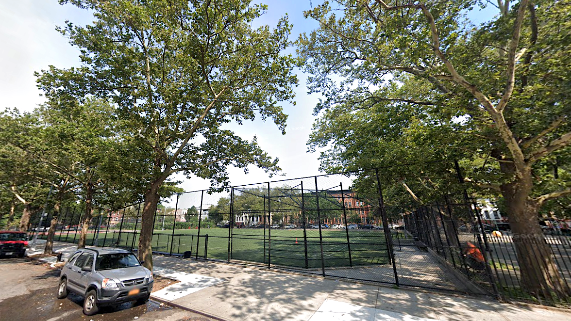 Tree branch falls 40 feet, critically injures man sitting on Brooklyn bench