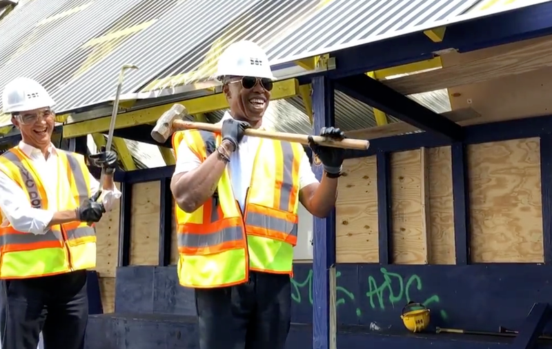 Mayor Eric Adams helps remove an abandoned outdoor dining structure in Midtown on Thursday. 