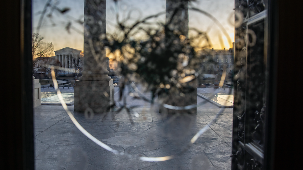 Springfield area man pleads guilty to attacking U.S. Capitol guard, member of media