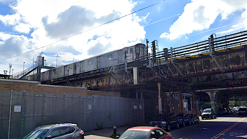 Bronx subway robber pinned by train, killed by 3rd rail while fleeing police; 3 others in custody