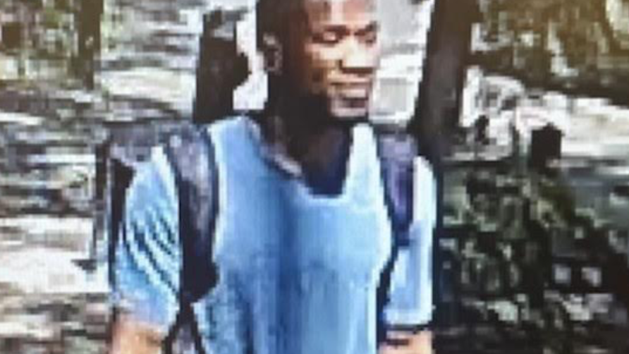 Man threatens to punch Bronx subway rider in robbery