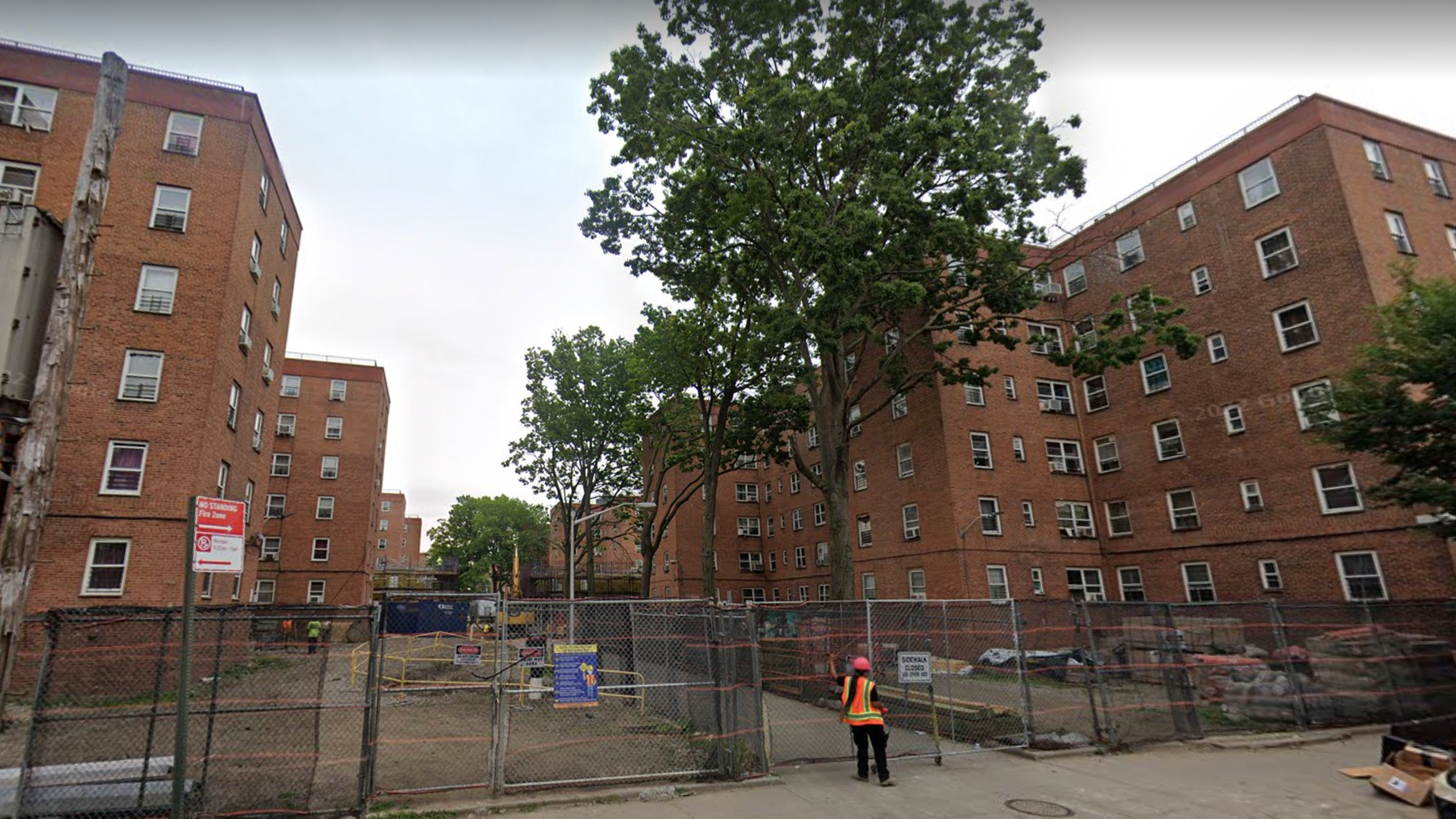 NYCHA worker injured, another man critical in shooting outside BK public housing complex