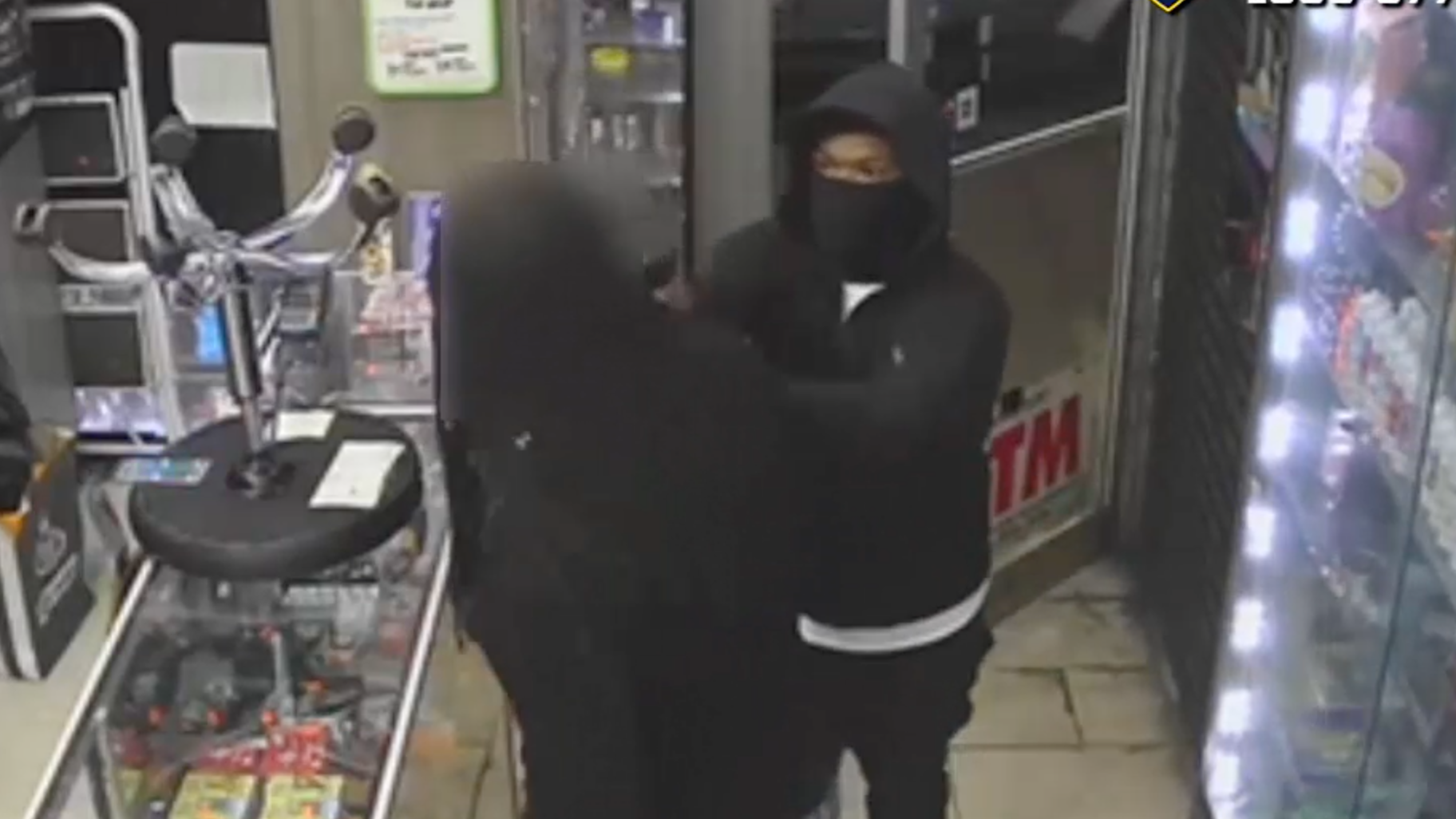 VIDEO: Group robs Upper Manhattan smoke shop, gun aimed at customer's head