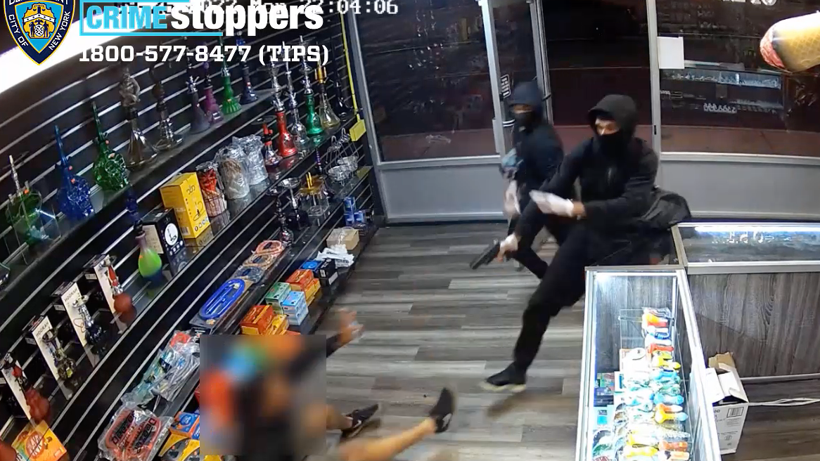 VIDEO: Queens store workers robbed at gunpoint, 4 suspects sought