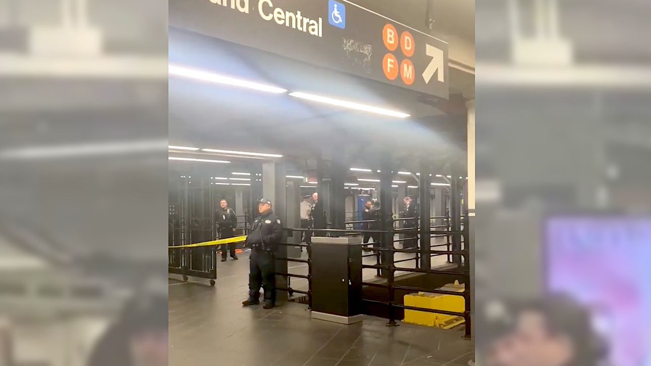 Man is stabbed at Times Square subway station, attacker flees