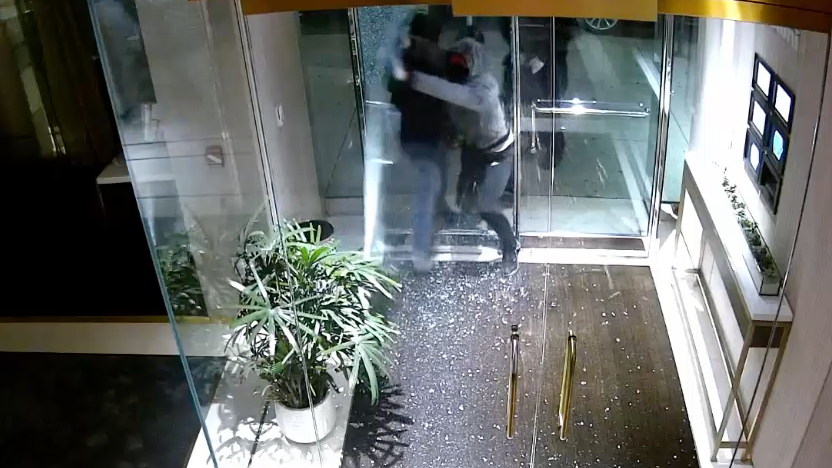 WATCH: Video shows smash-grab burglars steal $500K+ from Midtown jeweler