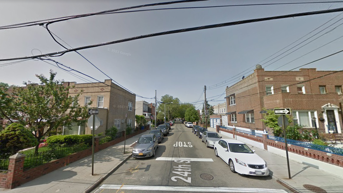 Man stabbed in stomach, robbed outside Queens home