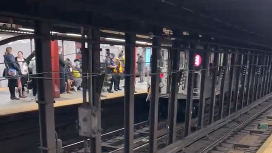 Man killed leaping in front of moving subway at UWS station