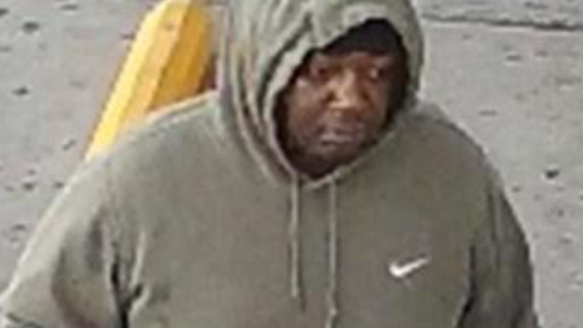 Thief shoots at door, robs cashier at gunpoint at Brooklyn convenience store: NYPD