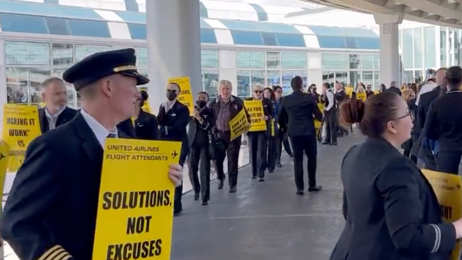 Delays hit United Airlines labor agreement as pilots' union keeps contract talks up in the air