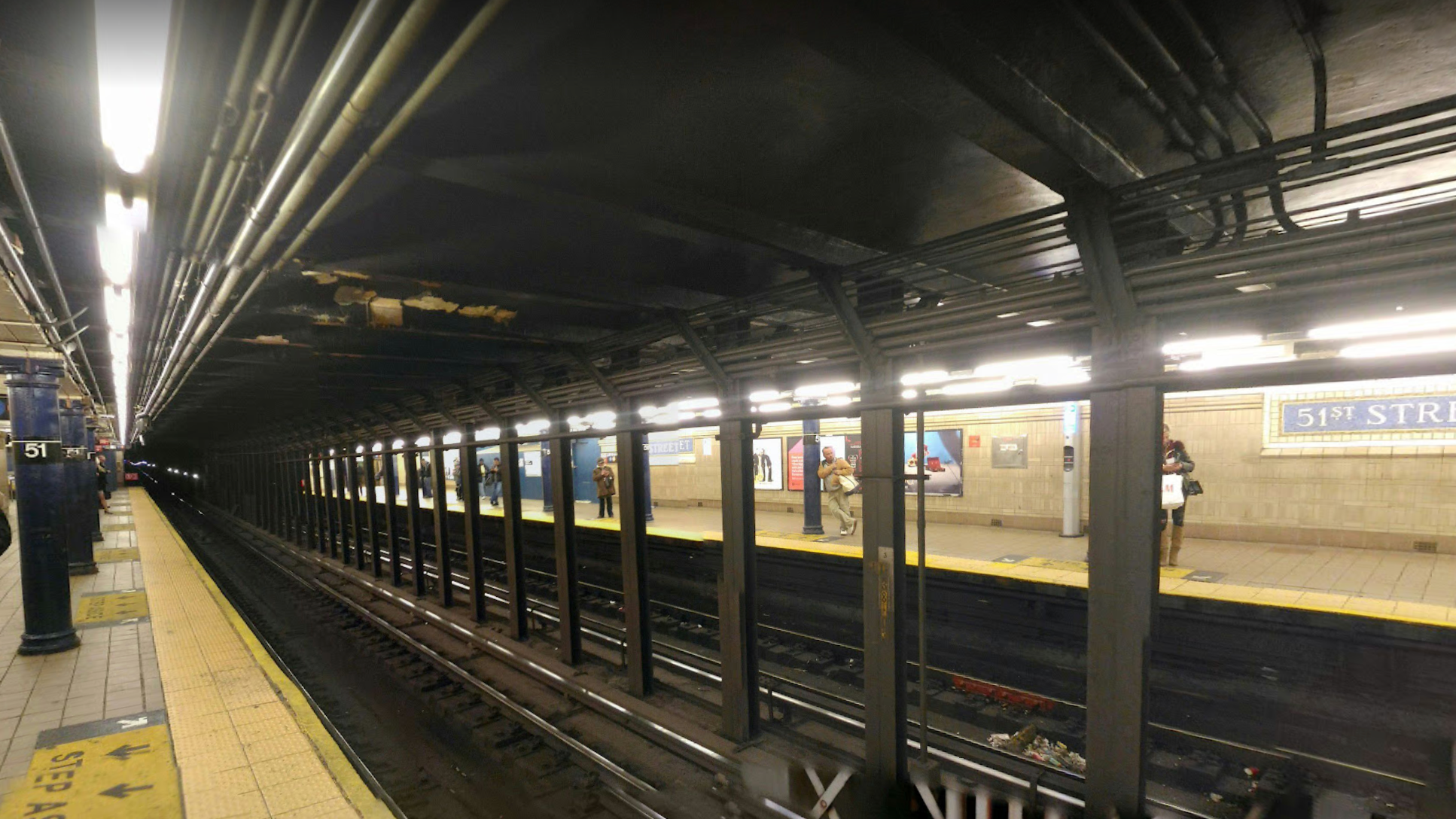 31-year-old man hits 3rd rail while crossing Midtown subway tracks, fatally struck by train