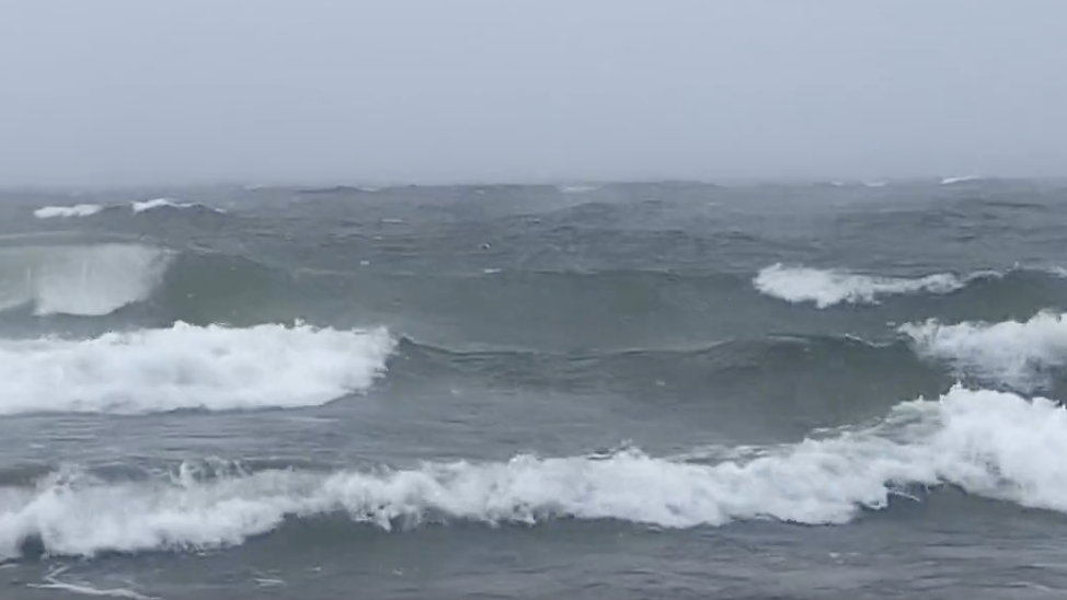 20-foot waves seen on 4 of the 5 Great Lakes during winter storm [VIDEO]