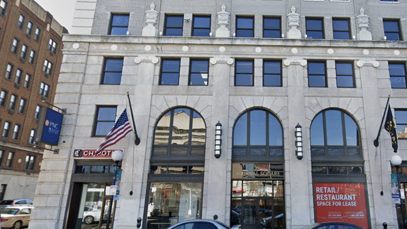 Hombre cae desde un edificio de oficinas de Jersey City sobre un vehículo; se desconoce su estado