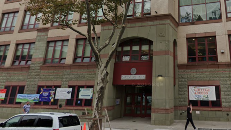 Un profesor de Brooklyn es detenido y reasignado tras besar a un niño de 13 años en la escuela