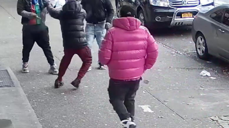 Dos hombres se disparan entre ellos a plena luz del día en el Bronx sin importar que había personas alrededor