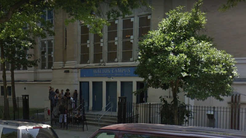 Un adolescente es apuñalado por un compañero en un instituto del Bronx
