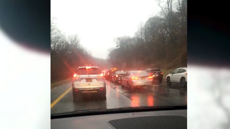 La lluvia causa estragos en las carreteras antes de la llegada de la tormenta que podría traer de 3 a 6 pulgadas de nieve a NYC