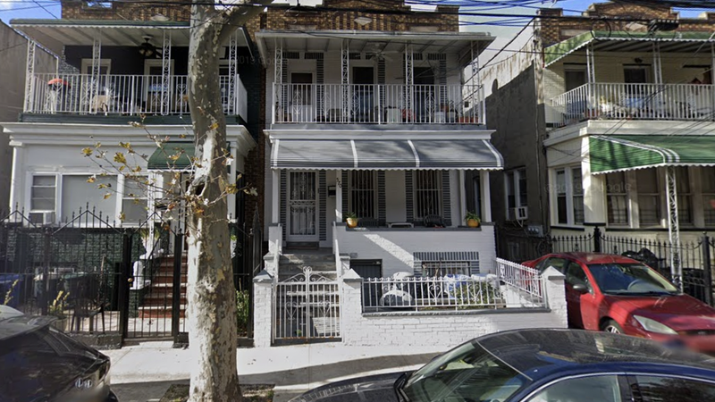 Hombre apuñala mortalmente a su madre en su casa en Brooklyn