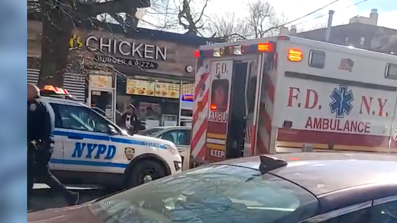 2 personas son apuñaladas en un restaurante del Bronx; se busca a 2 mujeres asaltantes