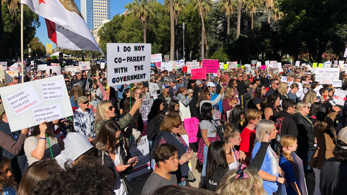 Huge crowd rallies at California State Capitol over COVID-19 vax requirements in schools