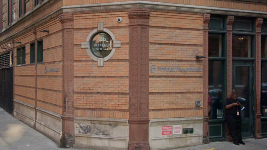Anti-abortion group faces off with abortion rights activists at Manhattan Planned Parenthood