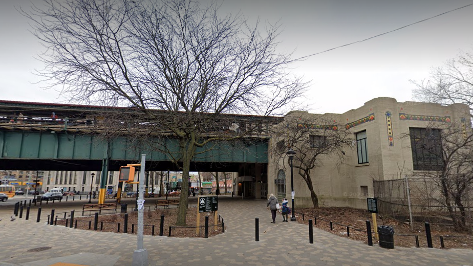 Woman, 19, slashed with boxcutter during Bronx subway robbery