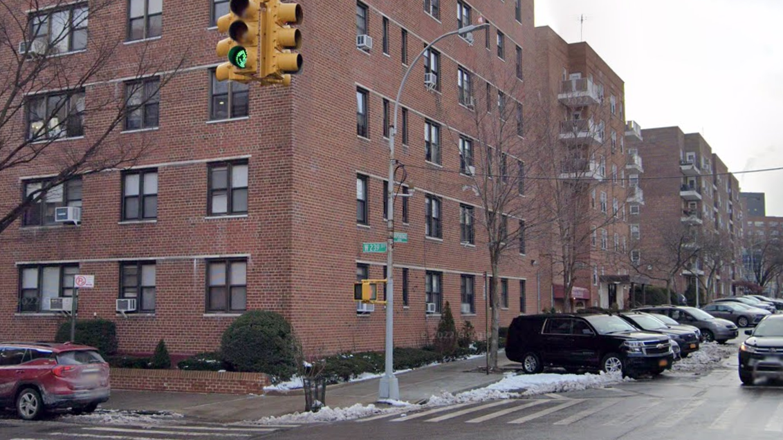 NYPD auxiliary volunteer shot during Bronx motorcycle robbery