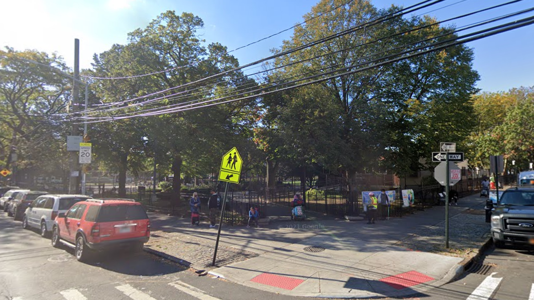 1 critically injured in Queens shooting, suspect at large